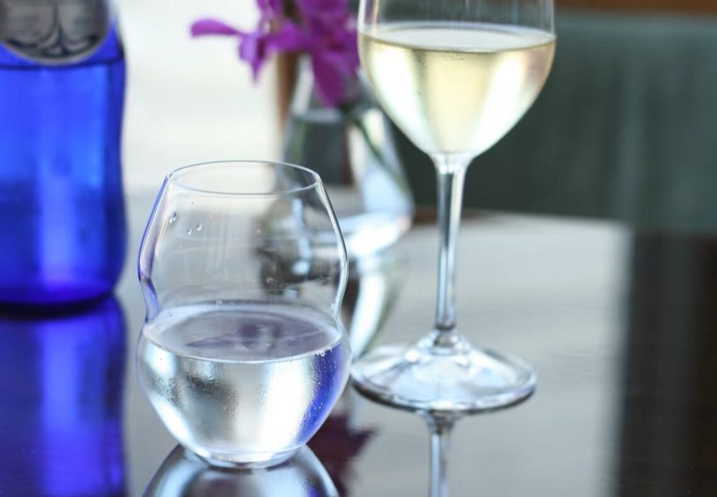 25 Best stemless wine glasses for casual sipping and entertaining 7 Stemless Wine Glasses-6-Ondulé