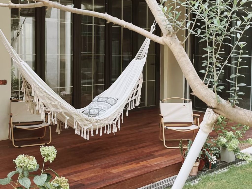 Top 11 cozy outdoor swing chairs to upgrade your backyard oasis in 2025 26 hammock swing chair-1-Patio