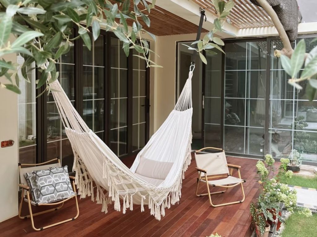 Top 11 cozy outdoor swing chairs to upgrade your backyard oasis in 2025 27 hammock swing chair-2-Patio