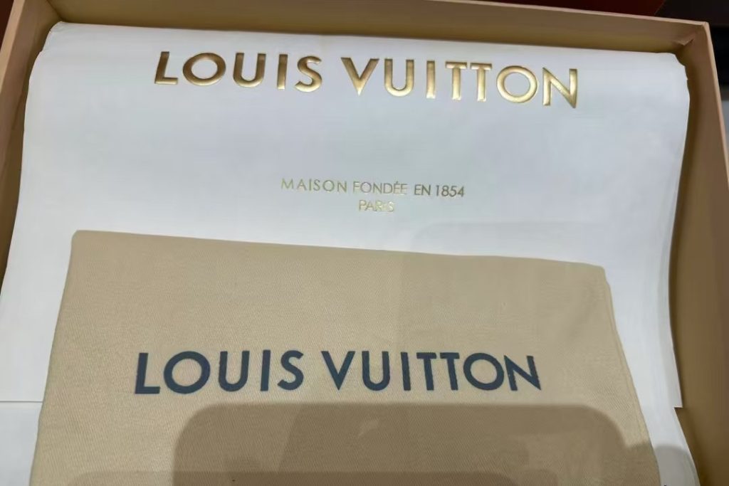 SPOTTING fake reps shoes: 7 Essential Tips You Need To Know 5 Reps shoes-4-Louis Vuitton Trainer